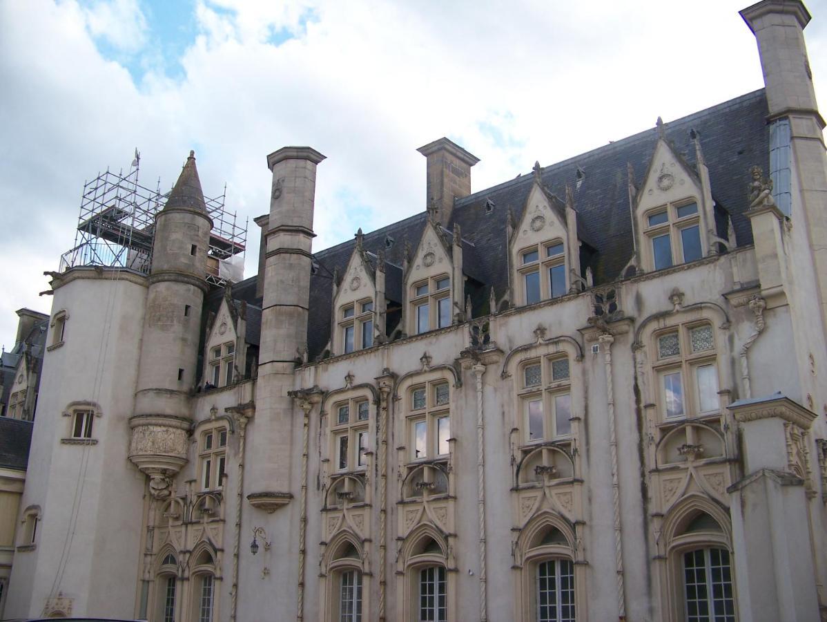 Charmant Studio Au Calme Tout Confort Dans Chateau Neo Gothique Proche Zenith Comet Orleans Parking Voiture Gratuit Wifi Haut Debit Rue Des Montees Exterior foto